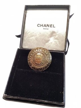 🎀 Vintage CHANEL Rue Cambon Signature Brooch from the 1980s.